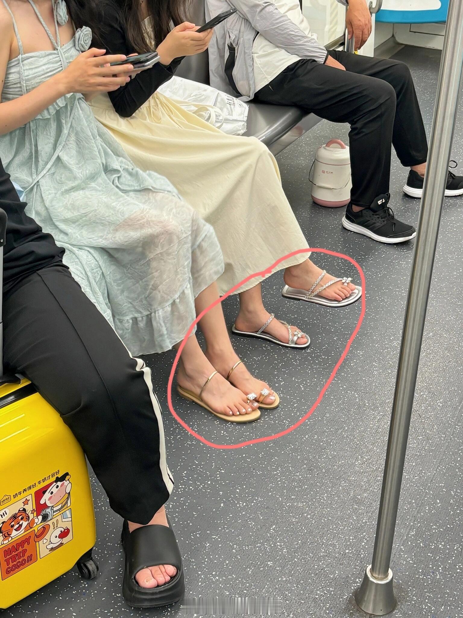 为什么现在都这样穿了??!!今年都是各种拖鞋啊，感觉基本已经没人穿运动鞋了，看得