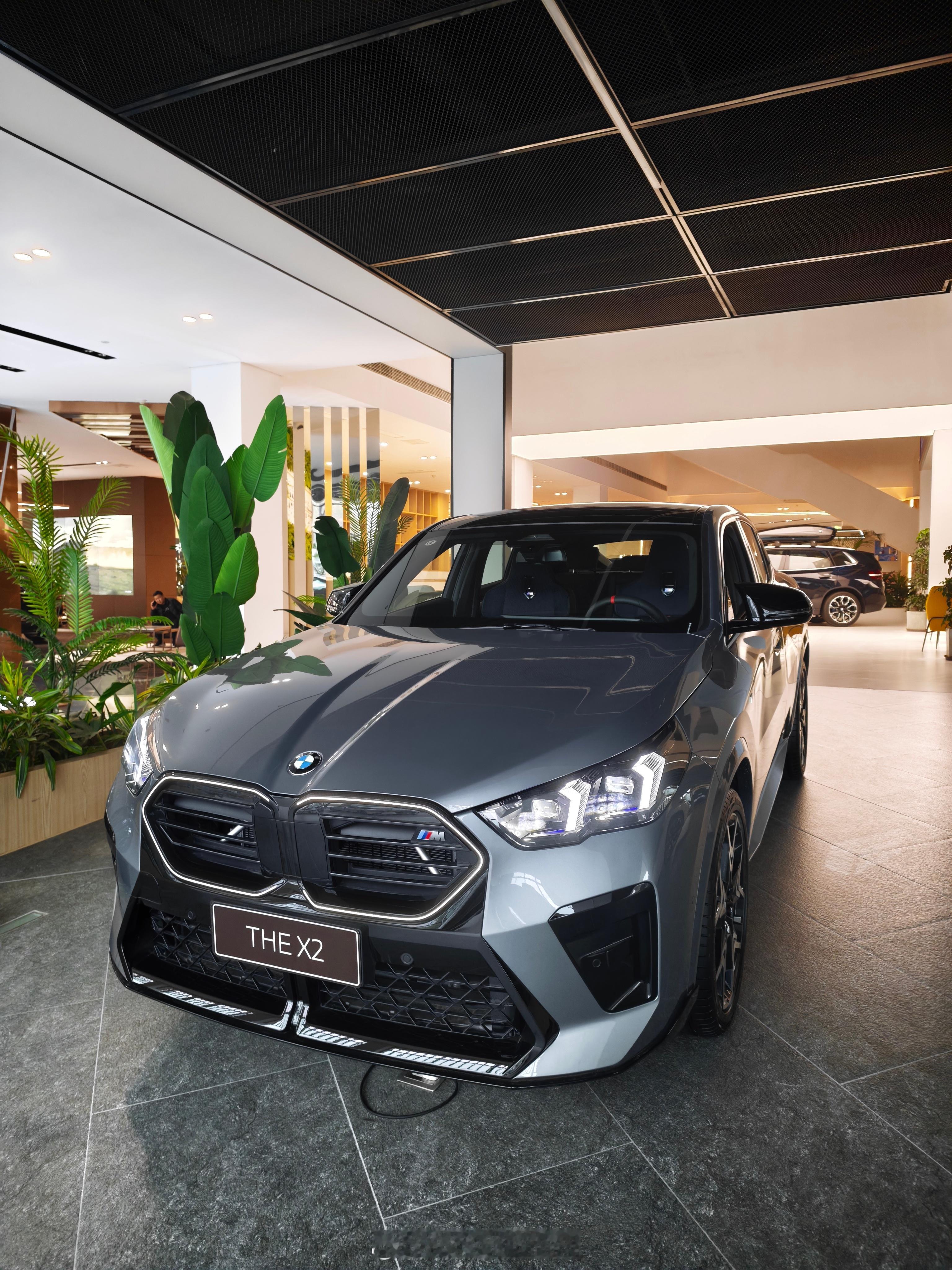 这小钢炮你会买吗?我不会。虽然我喜欢这款宝马X2M35i的前脸设计、喜欢它的掀