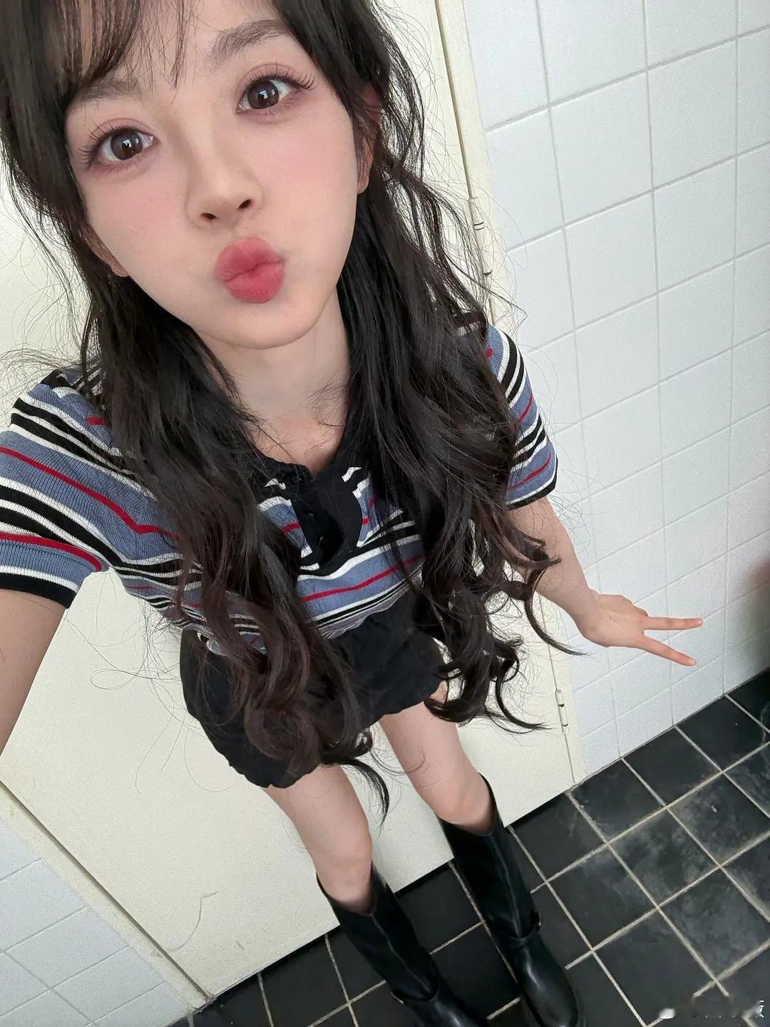 图片中有两只小猫🐈🐈‍⬛​​​