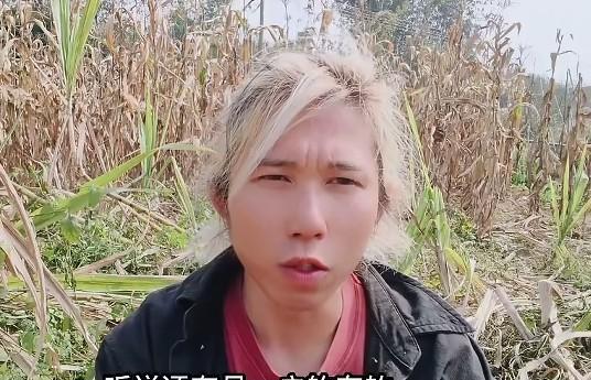 全网都劝李子柒的弟弟剪掉长发，说他不够“阳光”。他一扭头，直接染了个金毛，一头