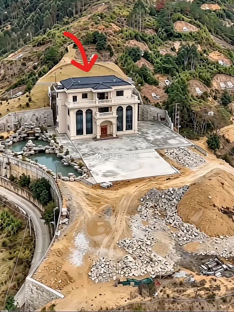 佩服这户人家，就是不跟活人做邻居，难道这里是风水宝地吗？还把房子建这么豪华！