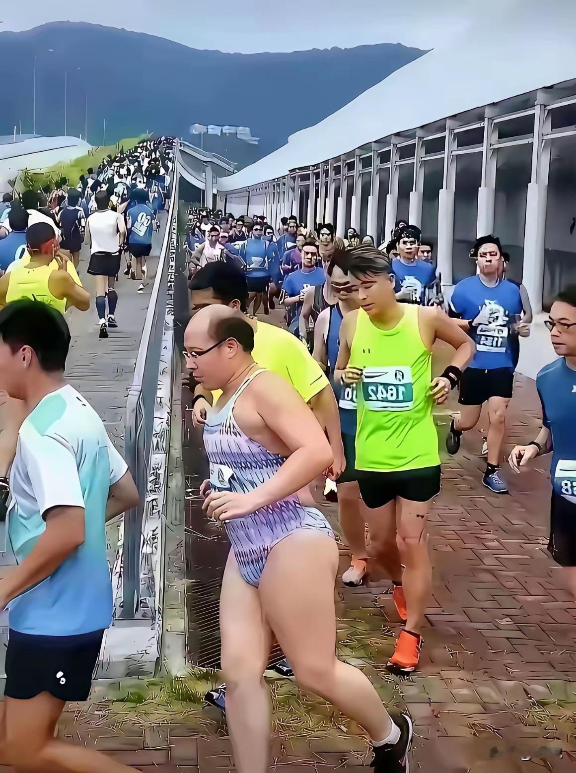 看得出大哥很认真的样子，这是减少风阻！