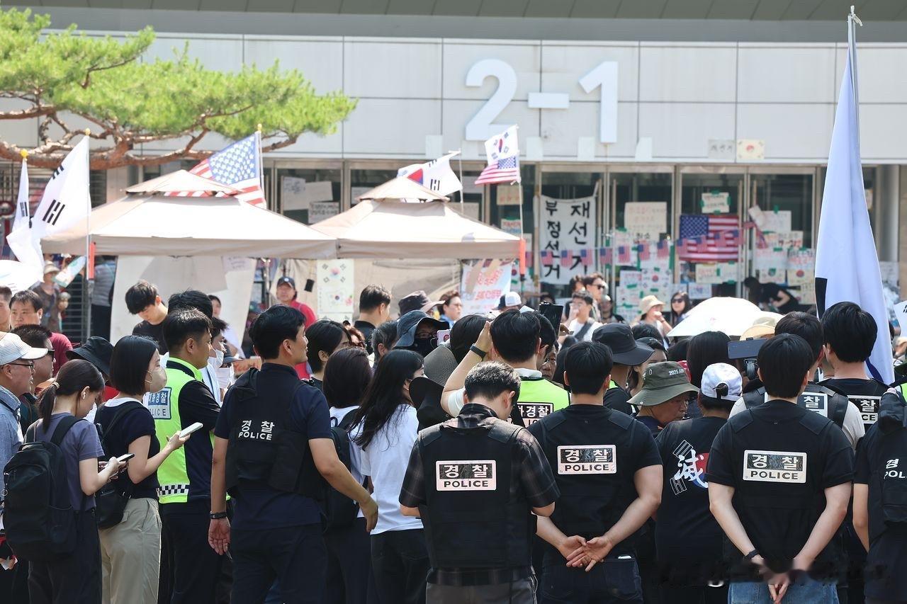 韩国计票站封锁对峙再起冲突，警方尝试入场遭阻拦，张东赫到场声援集会群众韩国地