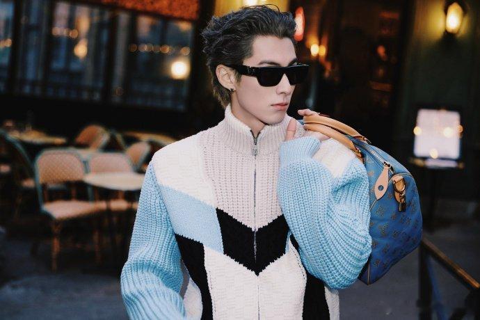 王鹤棣晒巴黎街角帅照，来看看我们的王鹤棣街拍好帅