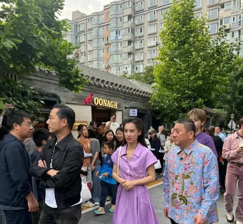 天呐！黄圣依真人这颜值是真实存在的吗？！[哭哭][哭哭][哭哭]刚刷到生图瞬间被