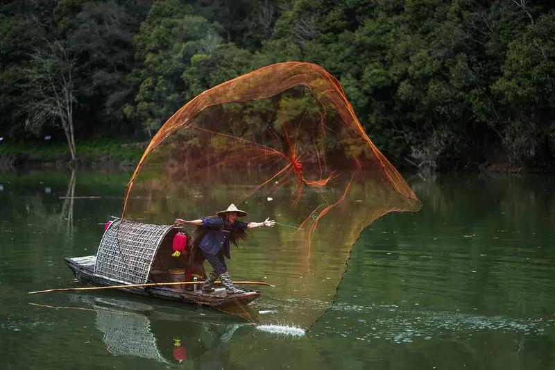你想躺赢炒股吗？有人分享“神操作”：每只股票只买一两千块，撒网式买上百只，然后放