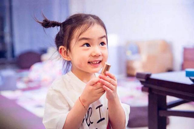 孩子越大越要告诉他：第一，告诉他“你的感受没那么重要”。社会不会因为你委屈