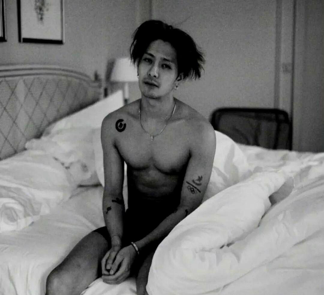 王嘉尔这波恋爱经历分享也太敢说了吧！他的分享不仅有过往恋爱细节，还牵扯出和宋