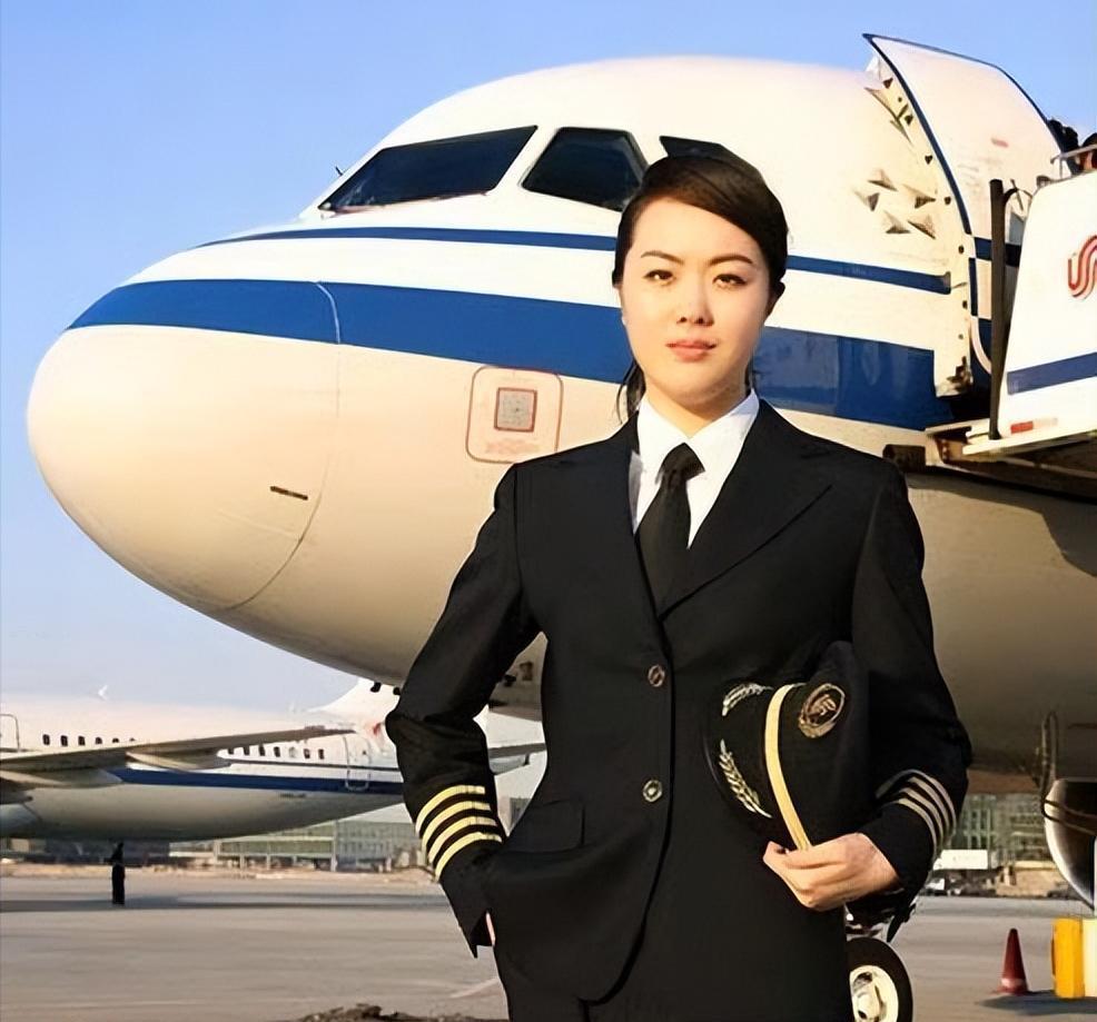 2009年，中国一架国际航班降落在曼谷机场，女机长打开舱门，忽然听到几声“滴答”