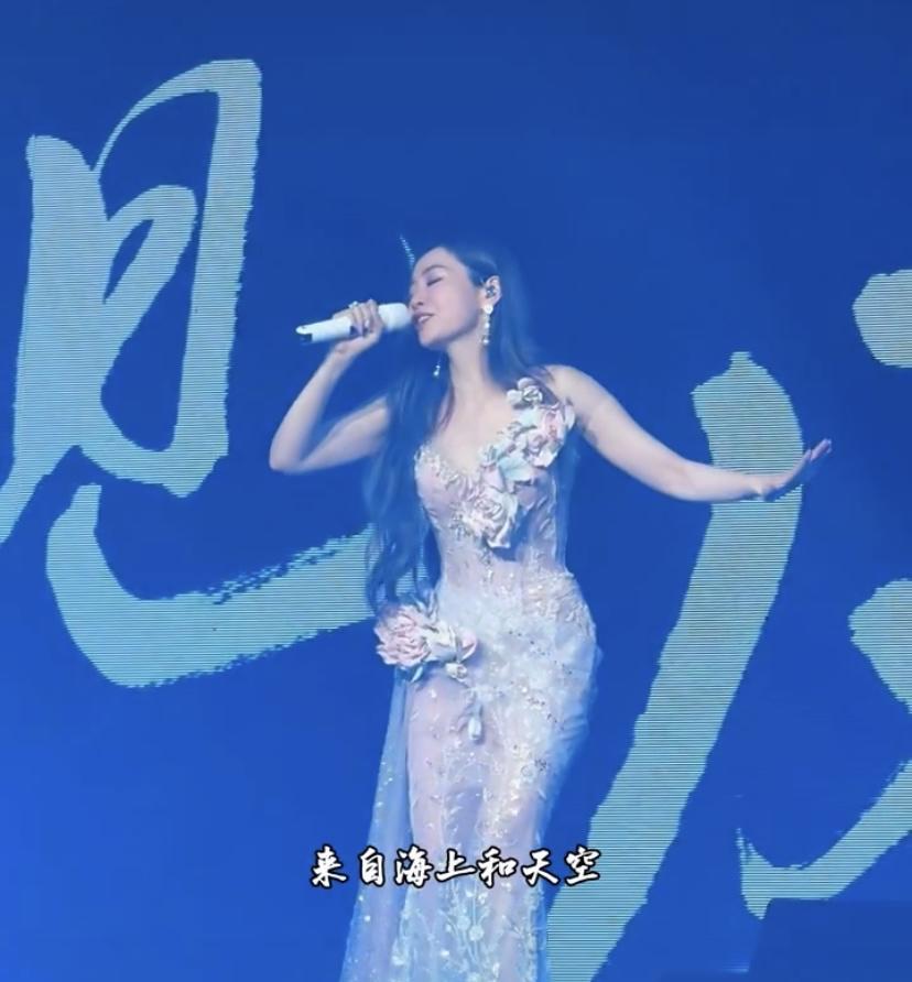 张靓颖的演唱会真的是极致享受！就说她奥克兰那场演唱会，一袭红裙惊艳全场，直接霸