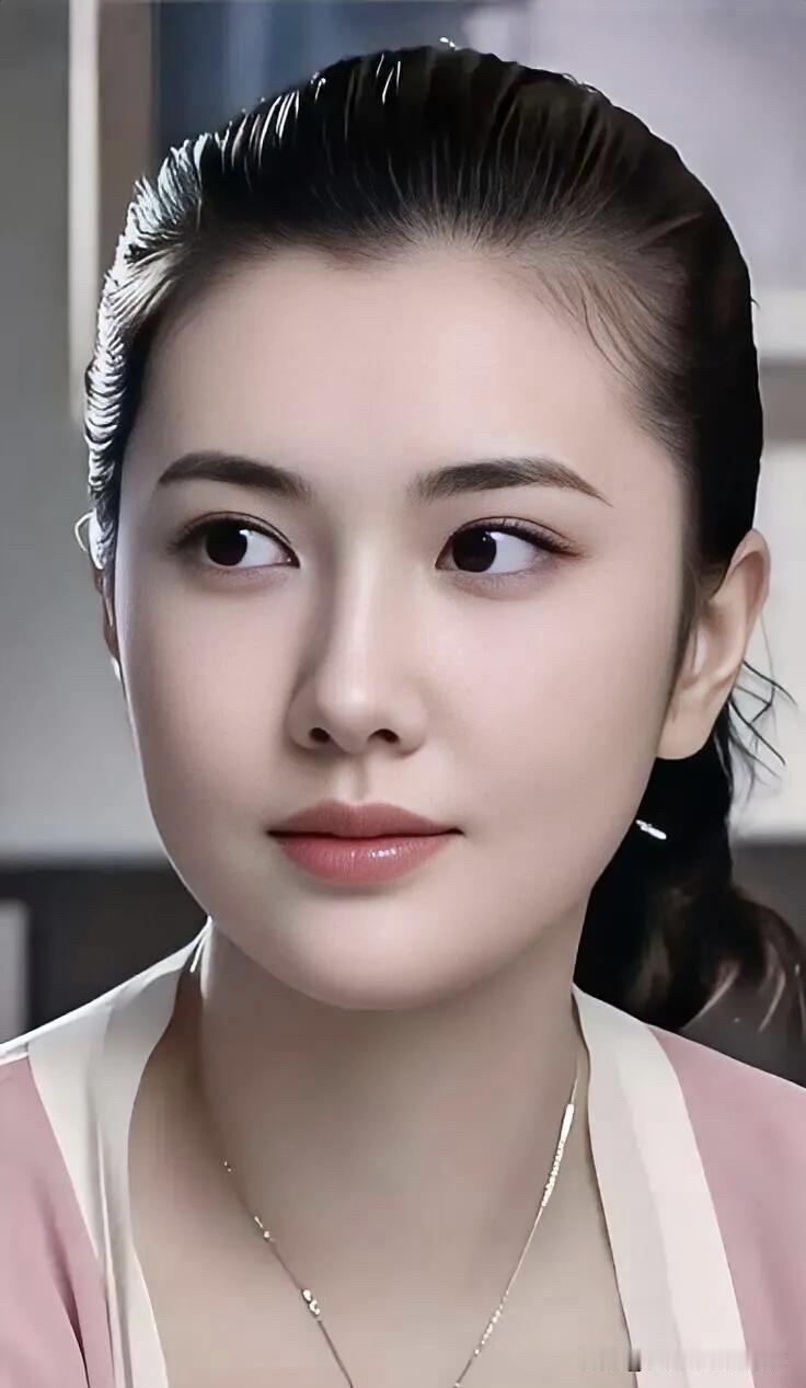 她是属于初看惊艳，越看越美的一个女明星，五官完美无瑕，面如桃花，国色天香之美，就