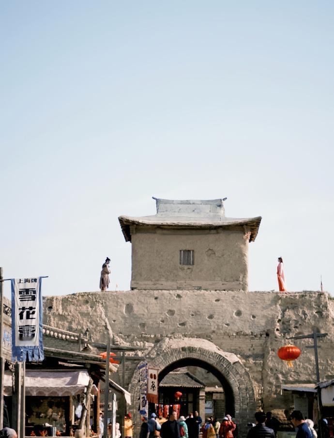 我这辈子去过最离谱的景区，恐怕就是宁夏银川那个镇北堡西部影视城了。怎么说呢，