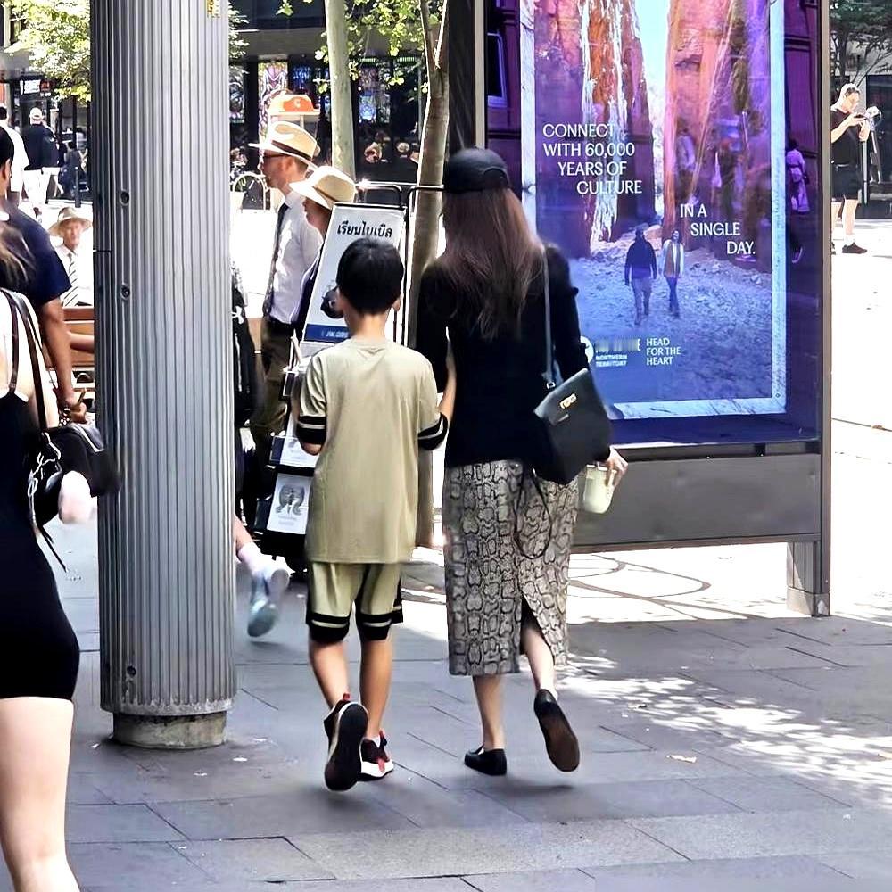 小S说她“假”，她直接把“假”玩成了顶级手艺。侯佩岑这套生存法则，真是从