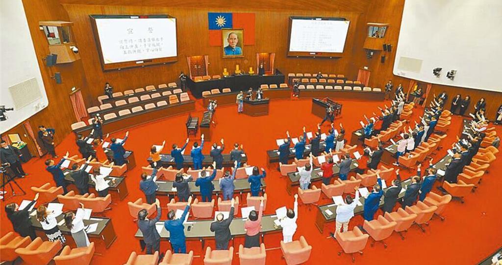 台当局政府总预算及1.25兆元军购特别条例再度卡关。台理发院程序委员会今（27）