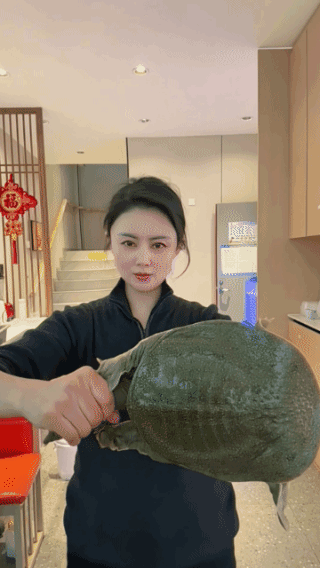 眼神和表情，暴露出她是个什么样的女人！