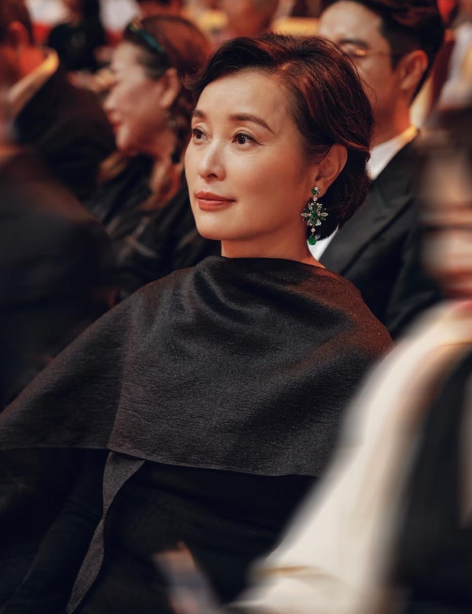 当年，吴越因《我的前半生》中饰演"小三凌玲"而遭到网暴时，正在出差的父亲没有打电