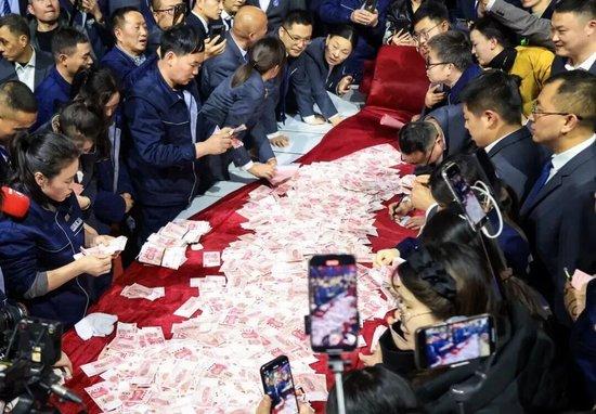 河南矿山发钱的财务总监郭玉梅，全网都在心疼她，其实她压根不需要同情。中秋发钱现场
