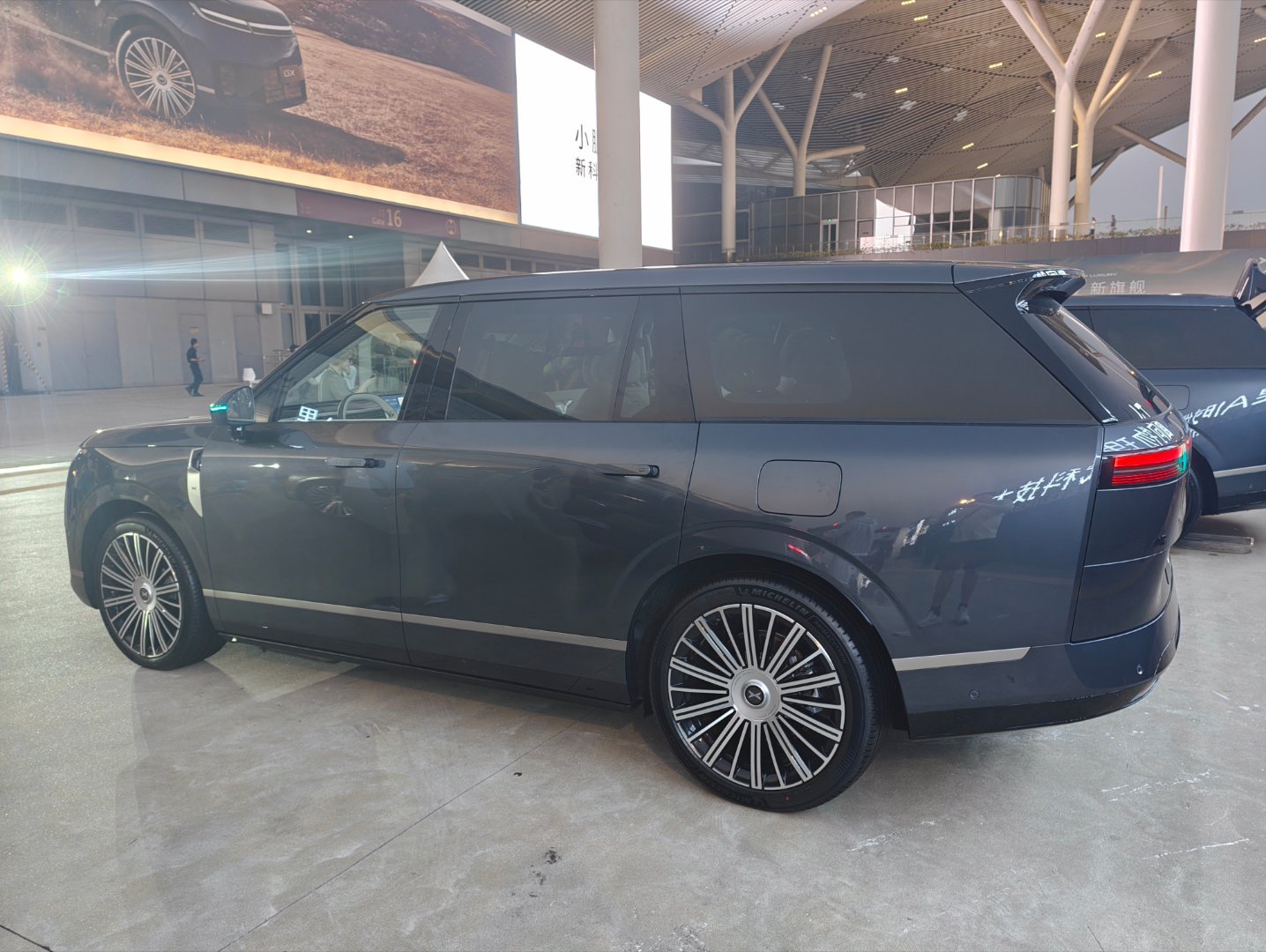 小鹏GX的LOGO是淡金色的