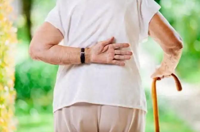 有些病，不是突然降临，而是悄悄爬上身。腰椎压迫神经就是这样——不是一下子让你动不