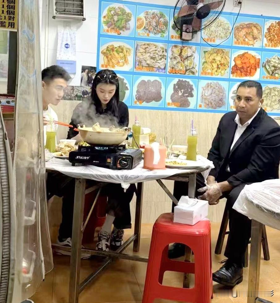 何猷君奚梦瑶澳门大排档吃饭被偶遇，夫妻俩毫无豪门架子，待人亲和。两人穿着休闲朴素