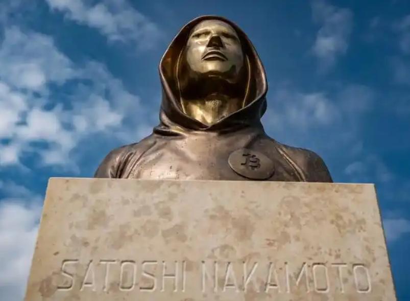 别被“中本聪”这个名字迷惑了，比特币的创始人中本聪，持有大约一百一十万个比特币，