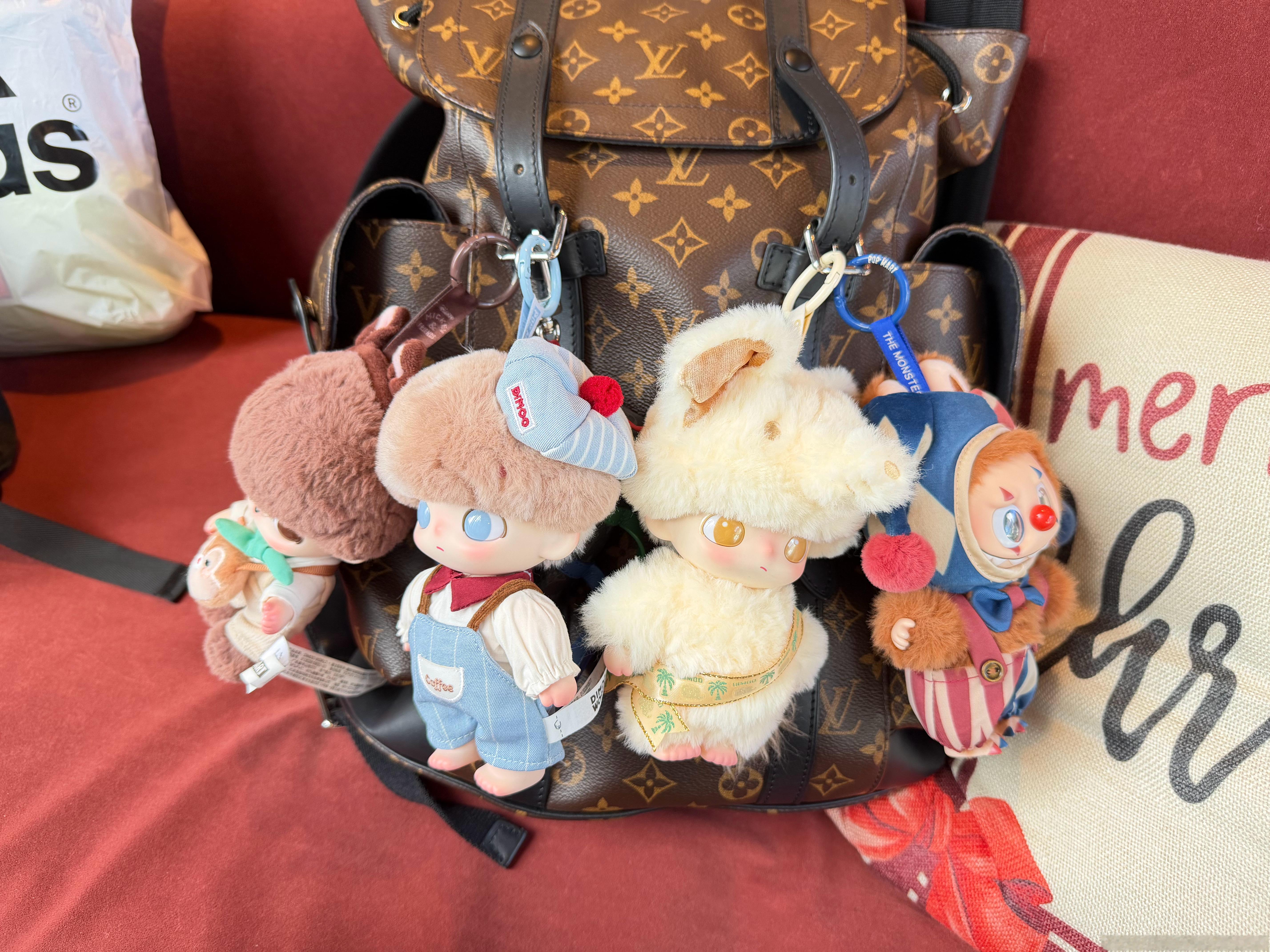 买来后行李箱放不下，全挂上了