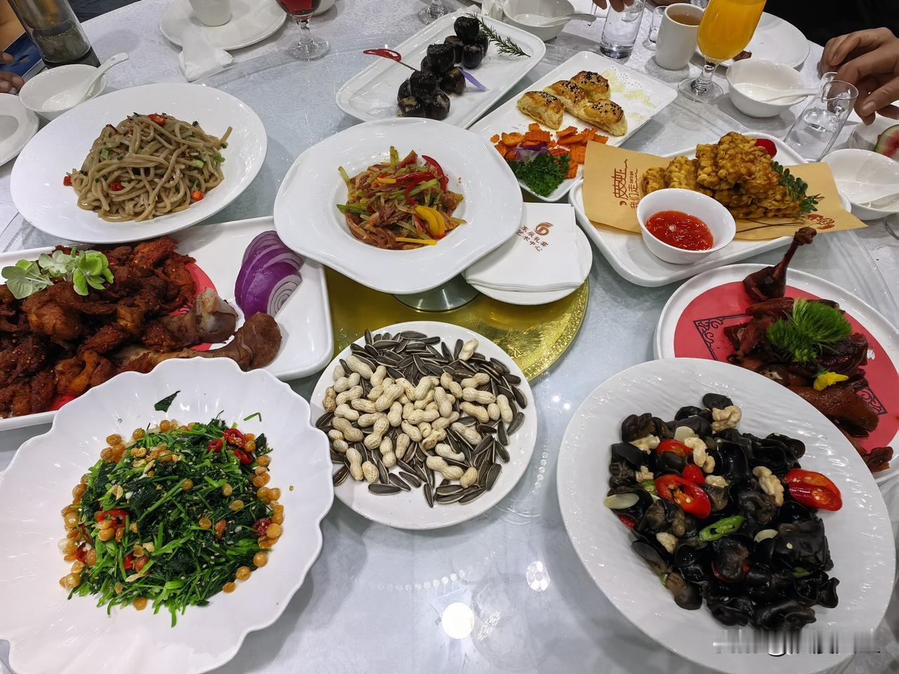 今天赴宴，到这个环境比较高大上的婚礼宴席局本地方，8个凉菜上桌后，一桌10人都皱