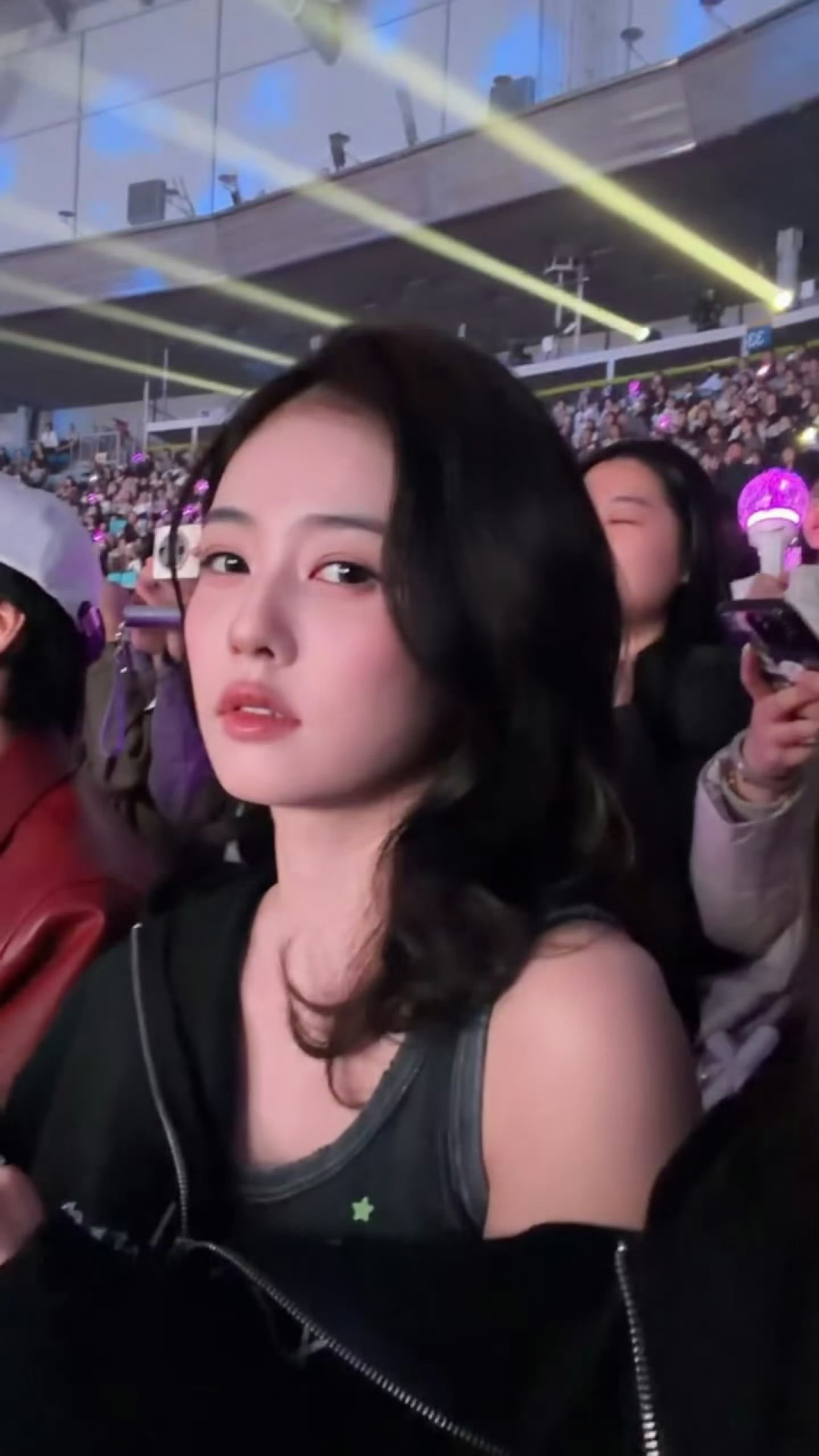 演唱会旁边坐的是白鹿这让我想起了那张著名的骨相照….