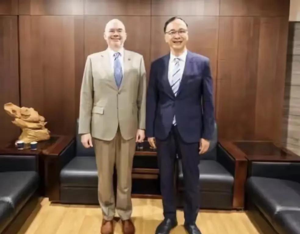说的就是你！国台办这次发声，用词可太狠了，直接甩了三个词：阳奉阴违、上窜下跳
