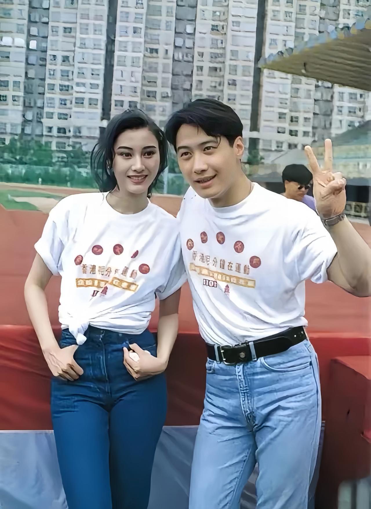 黎明与李嘉欣古早合影，两人一起参加活动时的画面。这是1994年的夏天，黎明当