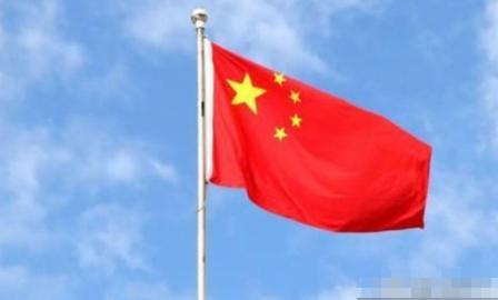 当西方的卫星镜头还死死盯着格陵兰岛的冰层，试图从白茫茫的雪原里找出“中国军事扩张