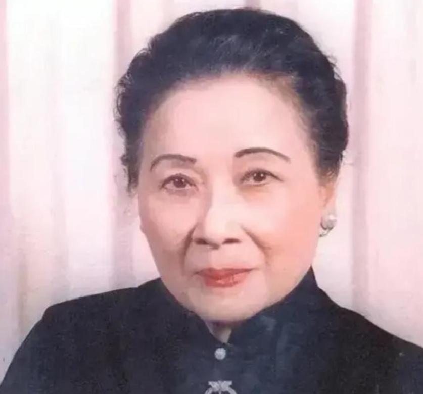 1996年初夏，李登辉下令撤走慈湖陵寝三军仪队，砸毁多处蒋介石铜像。消息像冰雹一