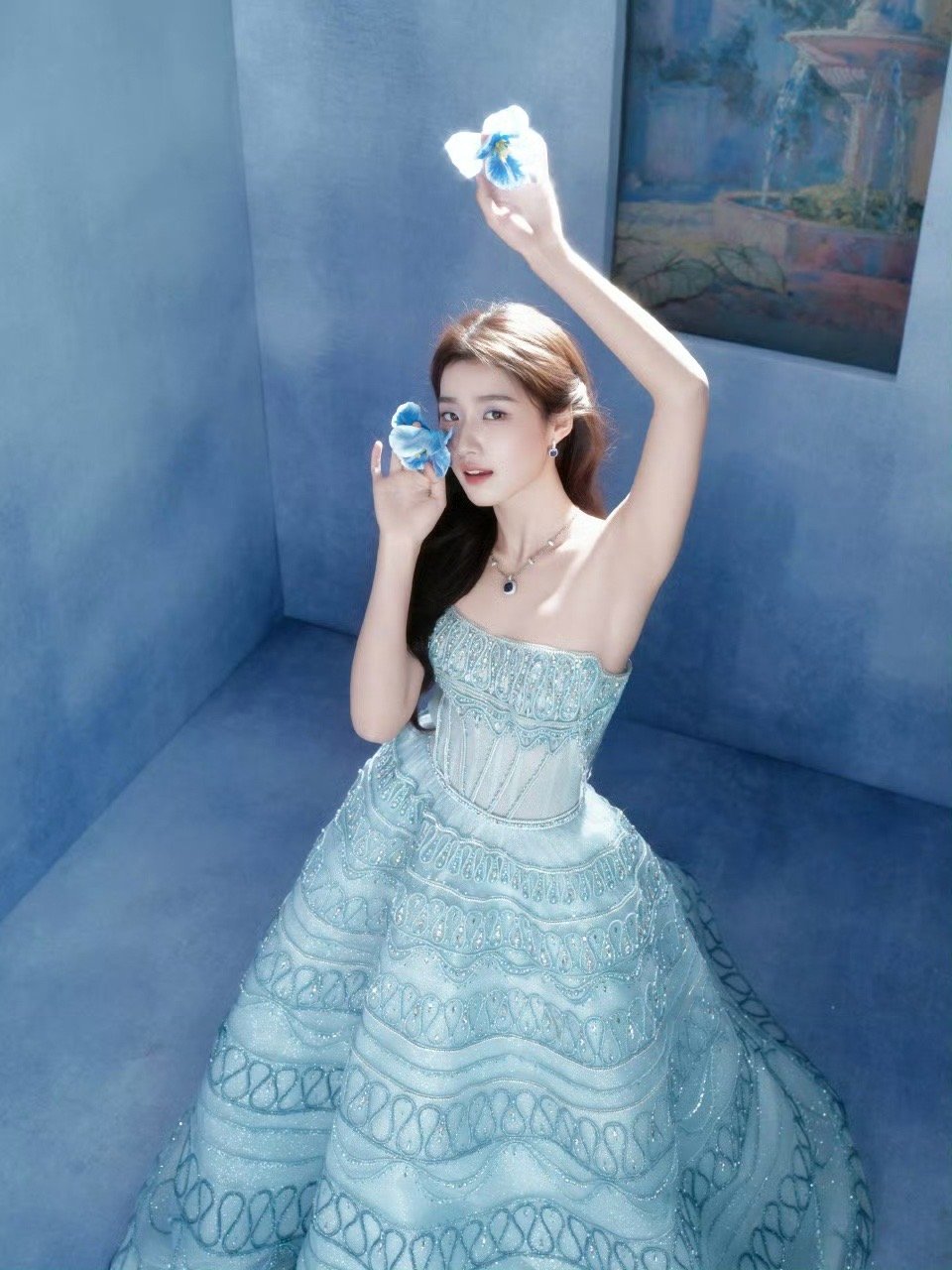 卢昱晓公主提裙卢昱晓浅蓝色抹胸裙提裙瞬间甜度爆表！晓晓公主范儿稳稳拿捏～