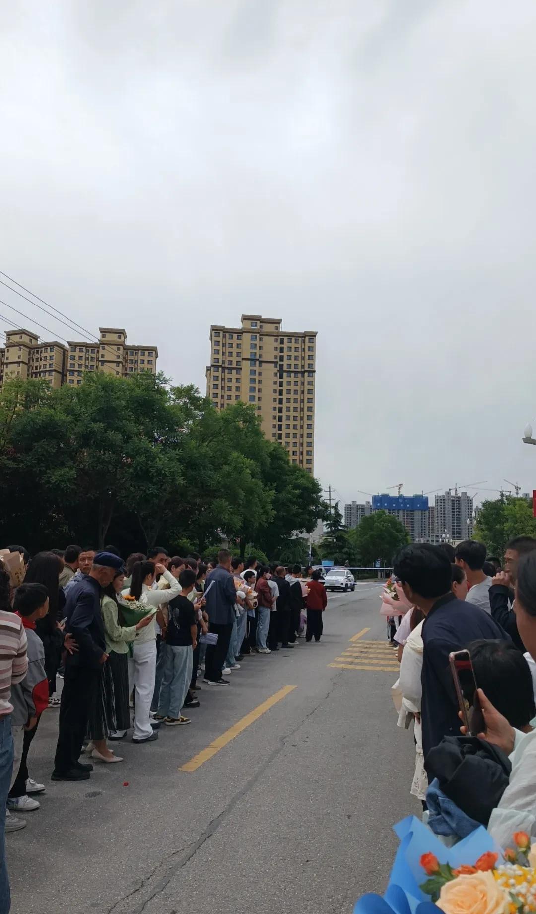 孩子摔门，是因为太闲了不是青春期爆炸，是闲到只剩情绪初二小宇写完作业就刷