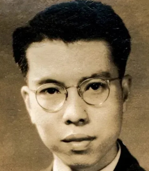 1949年，他不管妻子的反对，拿刀划破了刚出生3天的女儿的后背。看着女儿气