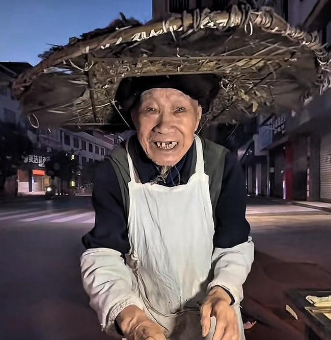 “这也太固执了！”四川乐山，凌晨90岁老人在街头摆摊卖粽子，30年坚持不涨价，只