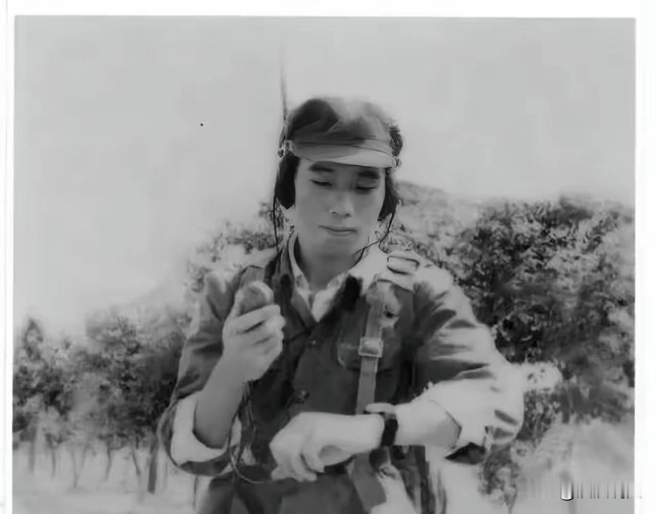 1984年，见习参谋黄登平在站岗时，突然发现大雾中好像有人影在活动，他悄摸过去，