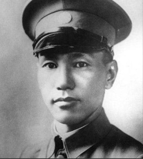1906年，蒋介石一脚踢向妻子。瞬时，妻子捂着肚子倒下了，哀泣不止。蒋母怒了，大