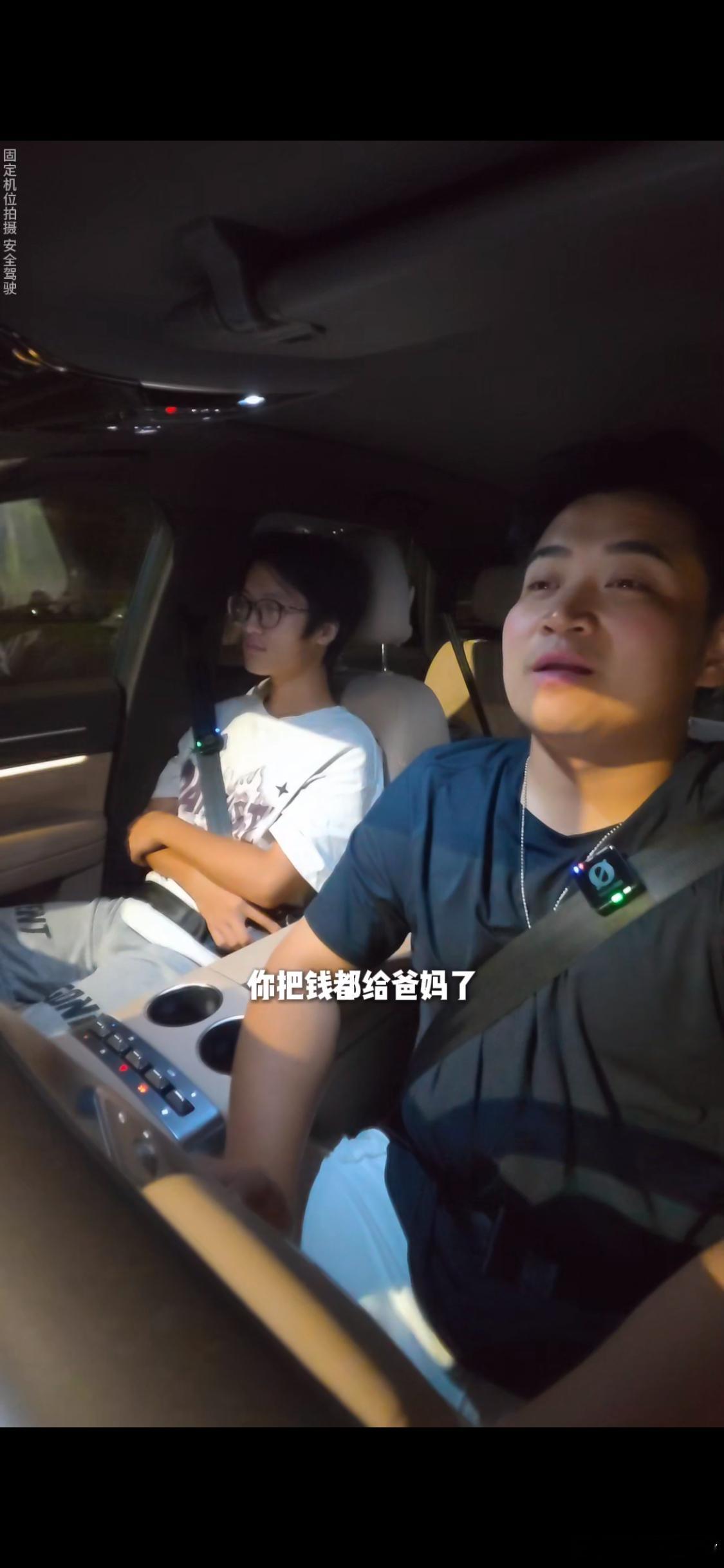 深夜街头卖西瓜的20岁少年看到这个视频，心里暖了好久。路口那个手足无措的大学生，