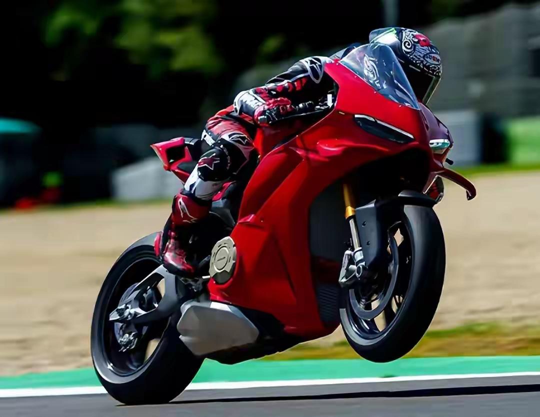 2026年机车分类深度解读：选错等于白买仿赛：全覆盖整流罩+低趴姿态，帅但废