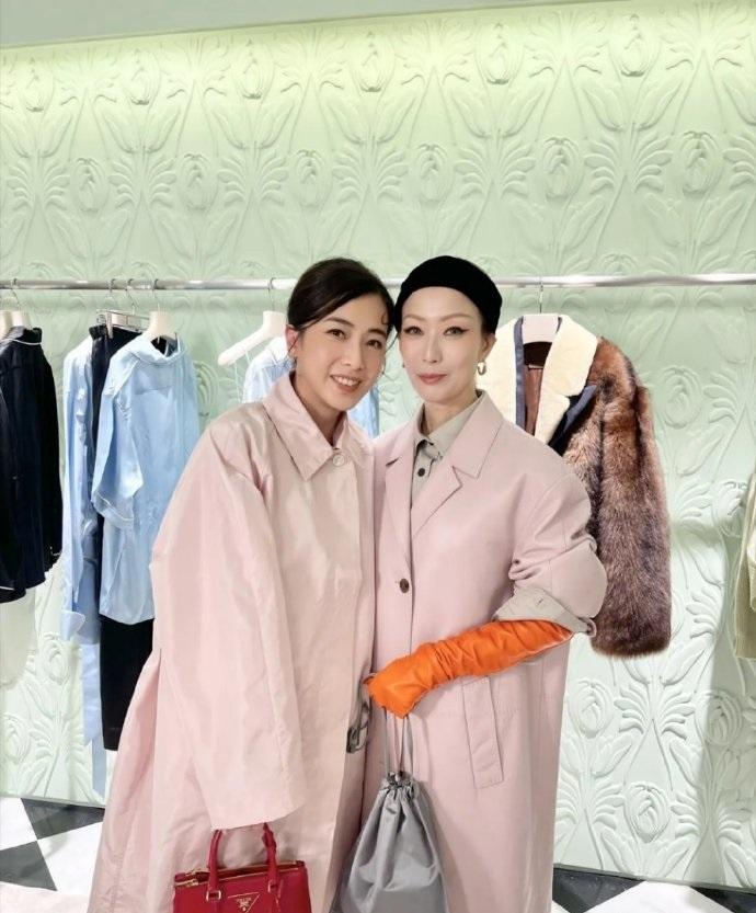 最近郑秀文和甘比一起出席时尚活动，两位站在一起真的是很有姐妹范儿，而且都显得好年