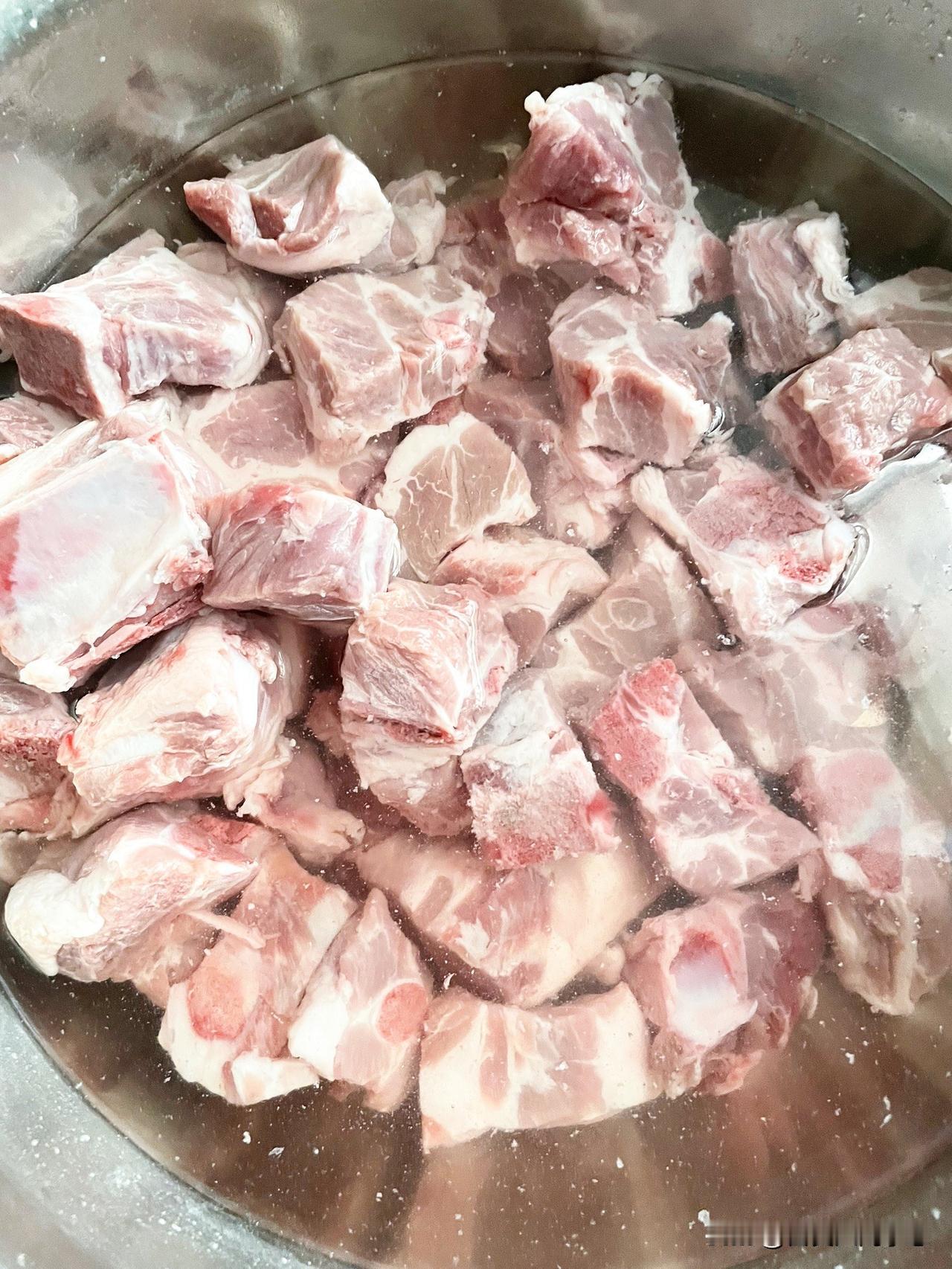 排骨15元一斤，五花肉8.5元一斤，这价格可以爽快的大口吃肉了。大部分人肉贵