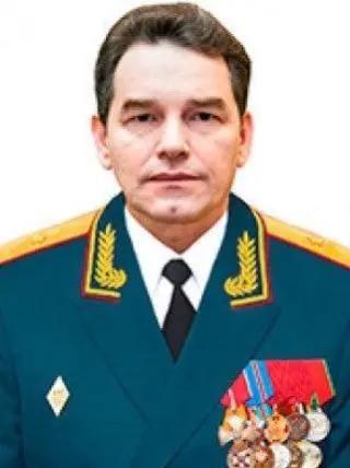 根据报道：俄军中将沙尔瓦洛夫在莫斯科亚谢涅瓦亚大街被安放在汽车底部的炸弹炸死。