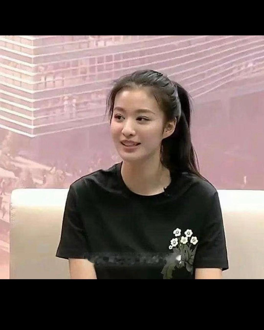 王楚然素颜也太惊艳了吧！一看她就知道这是原生态的脸，她应该是百分百没整过，特别
