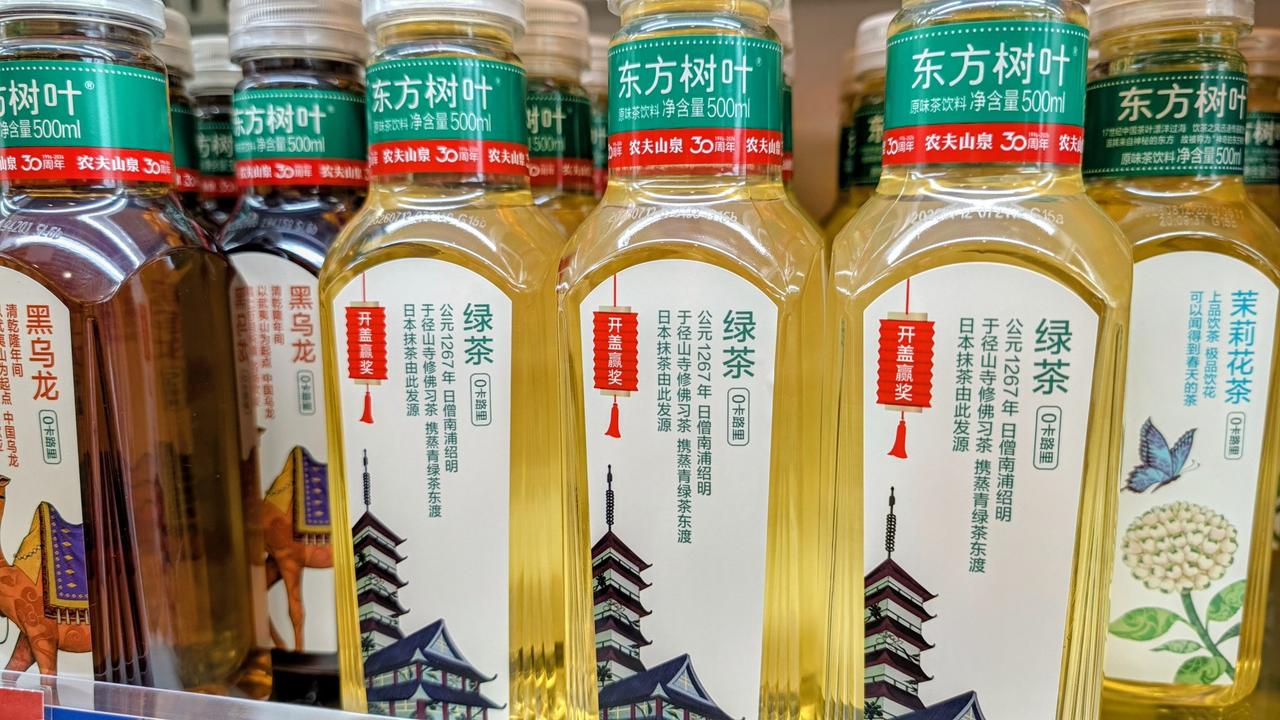 一位日本妹子在中国便利店拿了瓶东方树叶绿茶，本来就想解个渴，结果低头多看了两眼瓶