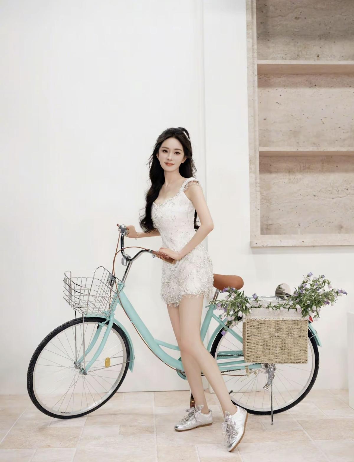 杨幂的春日造型太治愈了[赞]白裙、马尾、薄荷绿单车，温柔又有力量，是让人一眼心动