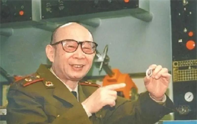 1971年，钱学森通过众多关系，在美国获得了激光陀螺的一些相关信息，送到国防科技
