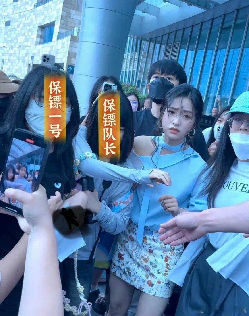 沈月被粉丝围堵表情都不好了！挤的水泄不通的，你能理解粉丝和代拍的这些行为吗？​