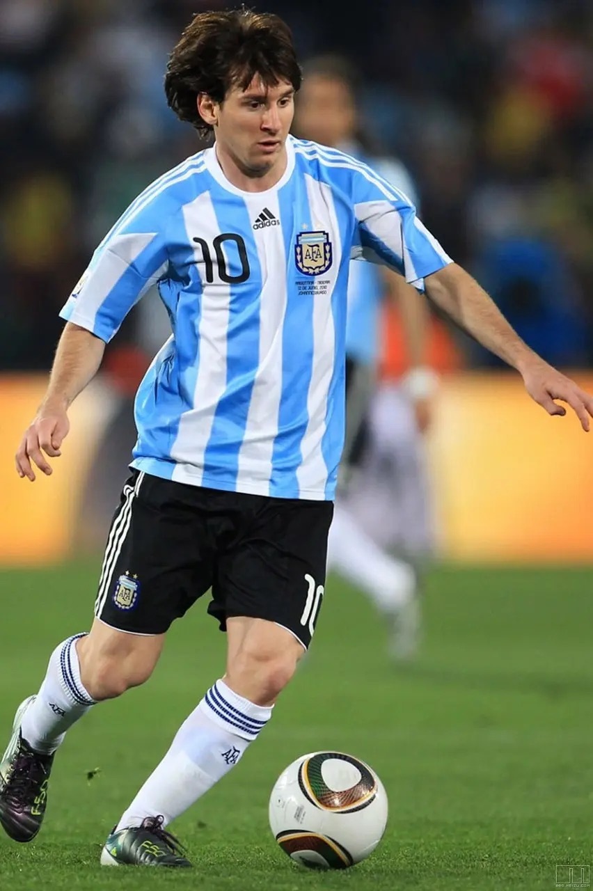 在阿根廷，最伟大的球员是马拉多纳。在巴西，最伟大的球员是贝利。在欧洲，最伟大的球