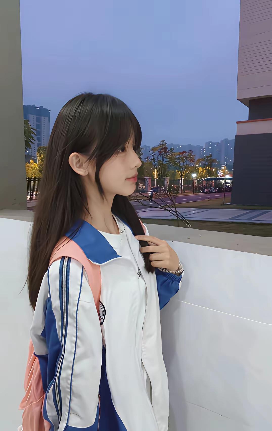 青春洋溢的校园时光，背着书包，漫步在黄昏的校园里。📚🌞